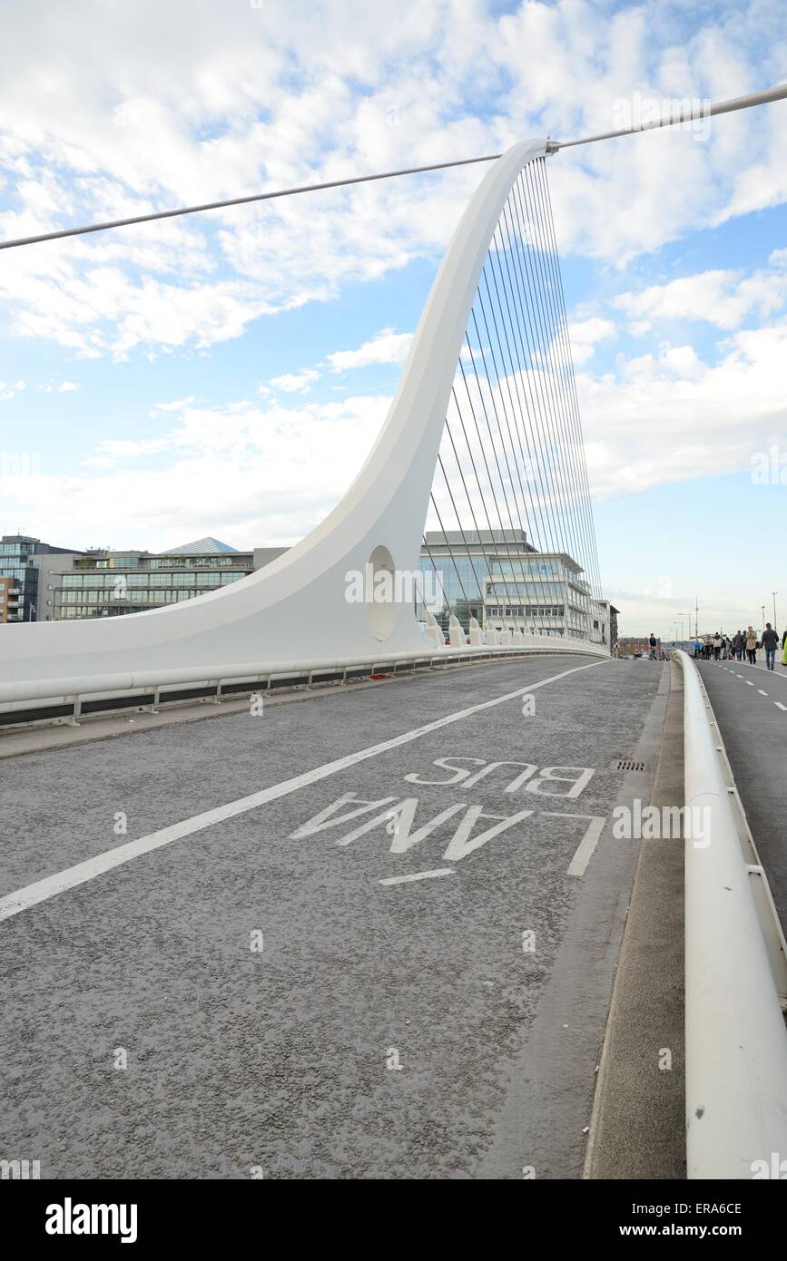 Samuel Beckett Bridge in Dublin across River Liffey Stock Photo - Alamy