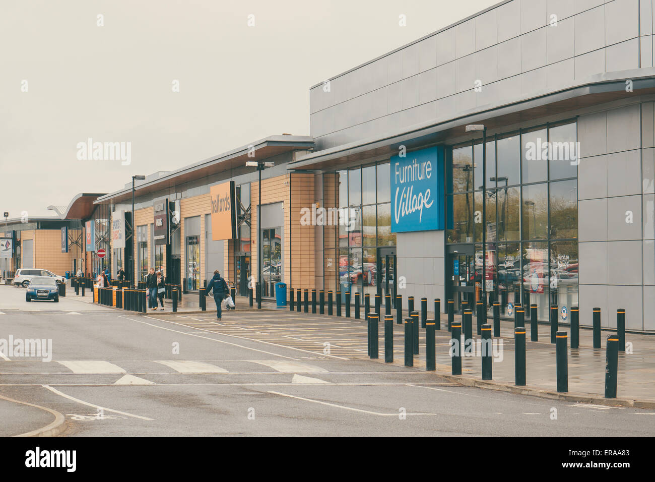 CAMBRIDGE, ENGLAND - 7 May 2015: Shoppers in  Cambridge retail park on newmarket road. Existing tenants include Currys, PC World Stock Photo