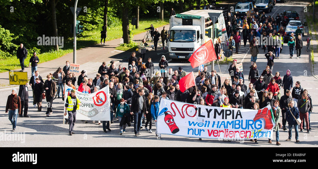 Hamburg-Wilhelmsburg, Germany. 30th May, 2015. Members of a campaign group opposed to Hamburg hosting the 2024 Olympic Games carry a banner which reads 'NOLYMPIA weil HAMBURG nur verlieren kann' (lit. NOLYMPICS because HAMBURG can only lose) during a demonstration in Hamburg-Wilhelmsburg, Germany, 30 May 2015. Photo: DANIEL BOCKWOLDT/DPA/Alamy Live News Stock Photo