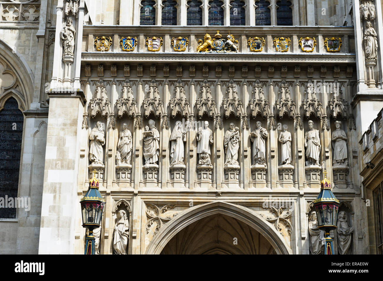 stone-sculptures-on-the-facade-of-westminster-abbey-london-england