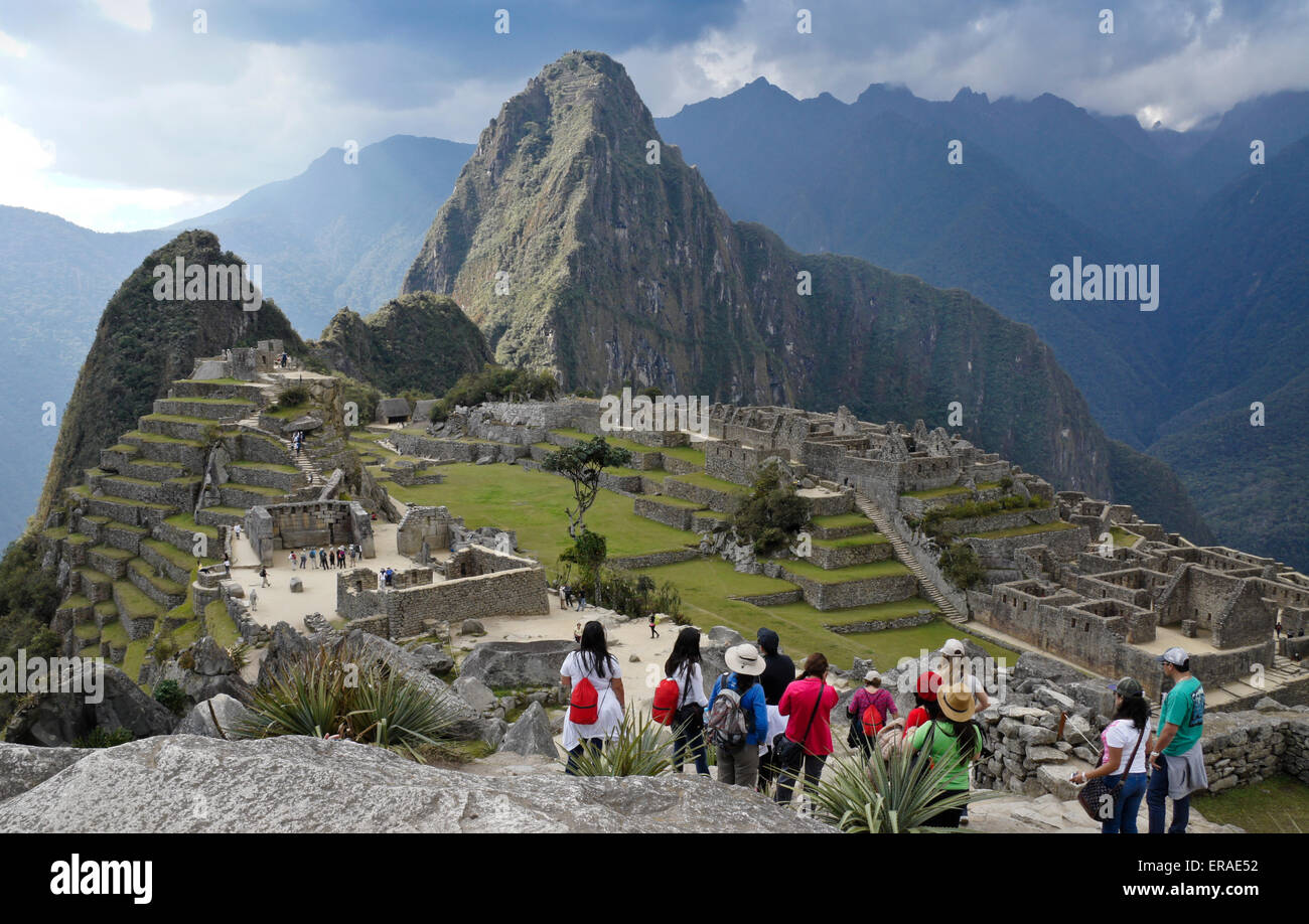 Tourists overlooking the Inca ruins of Machu Picchu, Peru Stock Photo