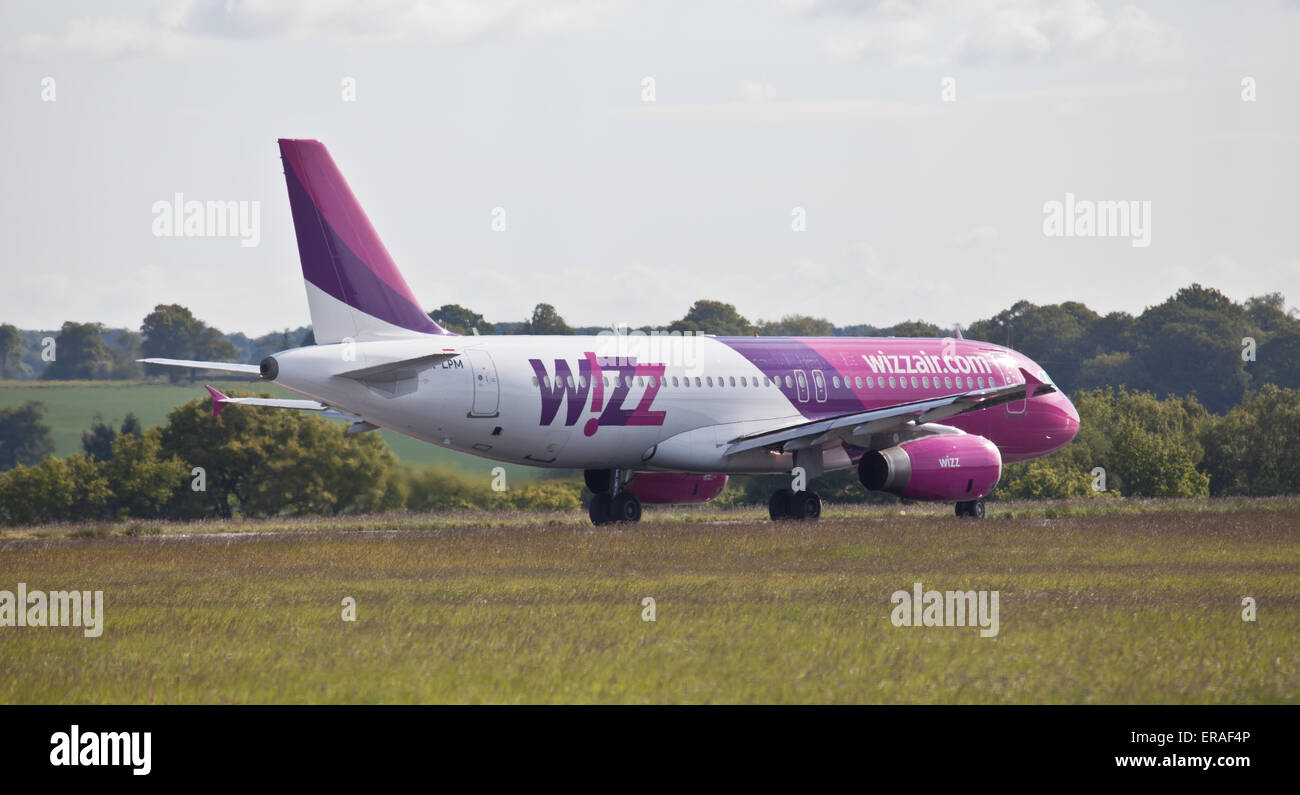 Wizz Air Airbus a320 HALPM taxiing LondonLuton Airport LTN Stock