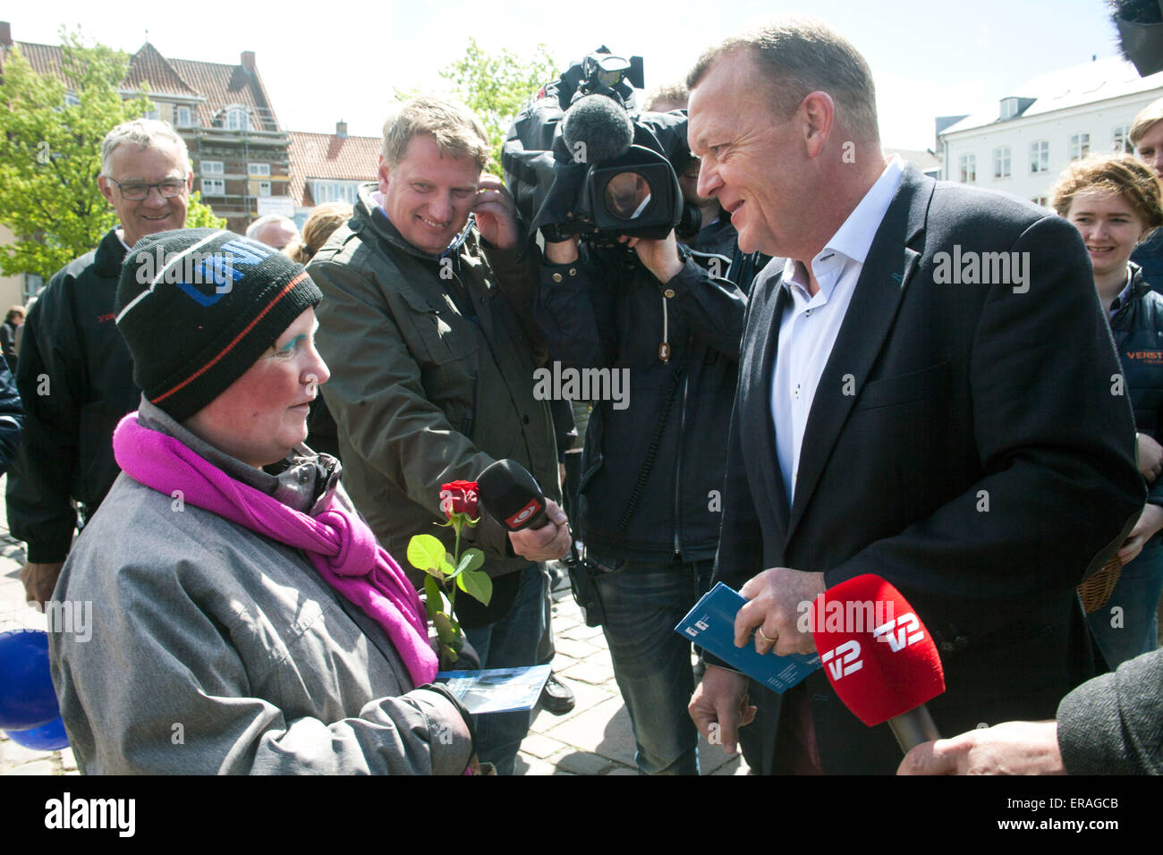 Koege, Denmark, May 30th, 2015: Danish opposition leader Lars Loekke Rasmussen (R) meets electors in Koege near Copenhagen Credit:  OJPHOTOS/Alamy Live News Stock Photo