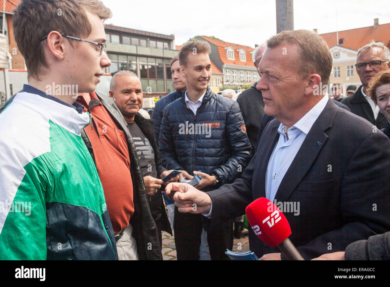 Koege, Denmark, May 30th, 2015: Danish opposition leader Lars Loekke Rasmussen (R) meets a young elector in Koege near Copenhagen Credit:  OJPHOTOS/Alamy Live News Stock Photo