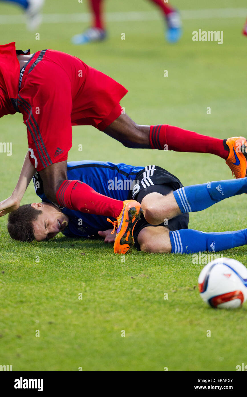 Toronto, Ontario, Canada. 30th May, 2015. Victor Bernardez (5) of the Earthquakes takes a knee in the heard during the second half at a MLS game between the Toronto FC and San Jose Earthquakes at BMO field in Toronto, Ontario, Canada. Credit:  csm/Alamy Live News Stock Photo
