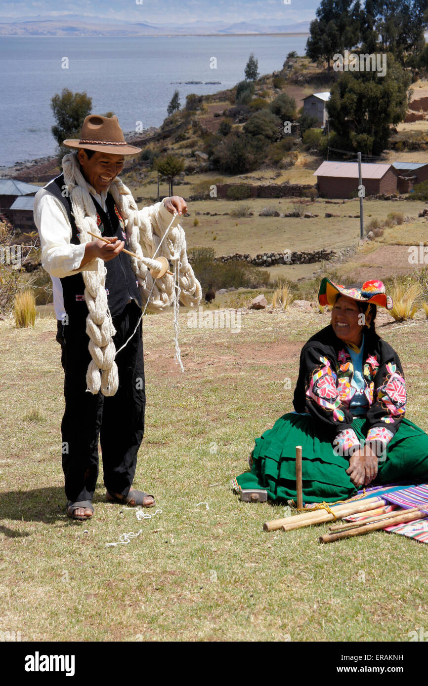 Mujer Peruana hilando lana Fotografía de stock - Alamy