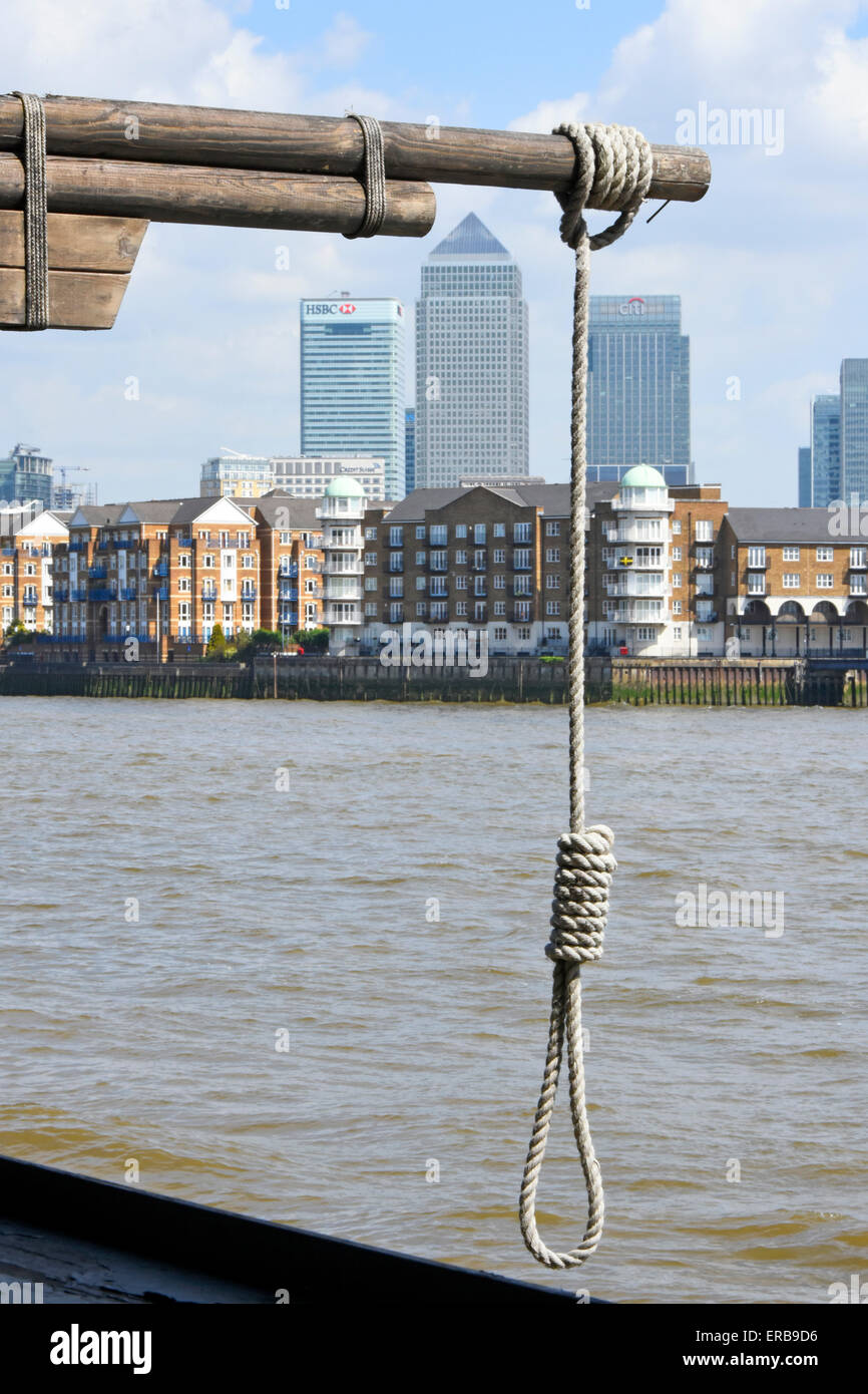 Hangmans noose at Prospect of Whitby pub historical links with crime & criminals in 17th century Canary Wharf skyline beyond Thames London England UK Stock Photo
