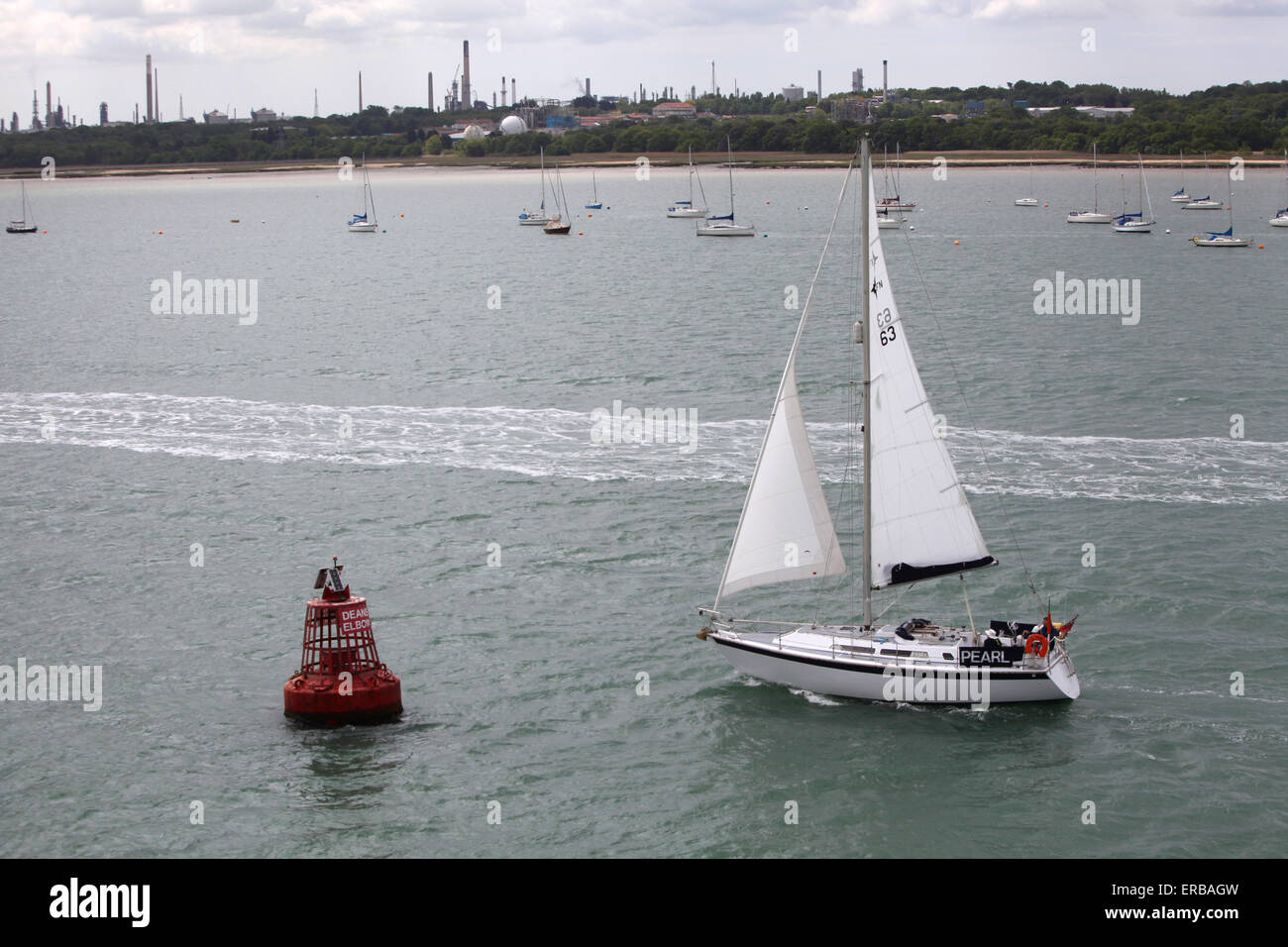 A yacht sailing past Deans Elbow buoy in Southampton Water Stock Photo
