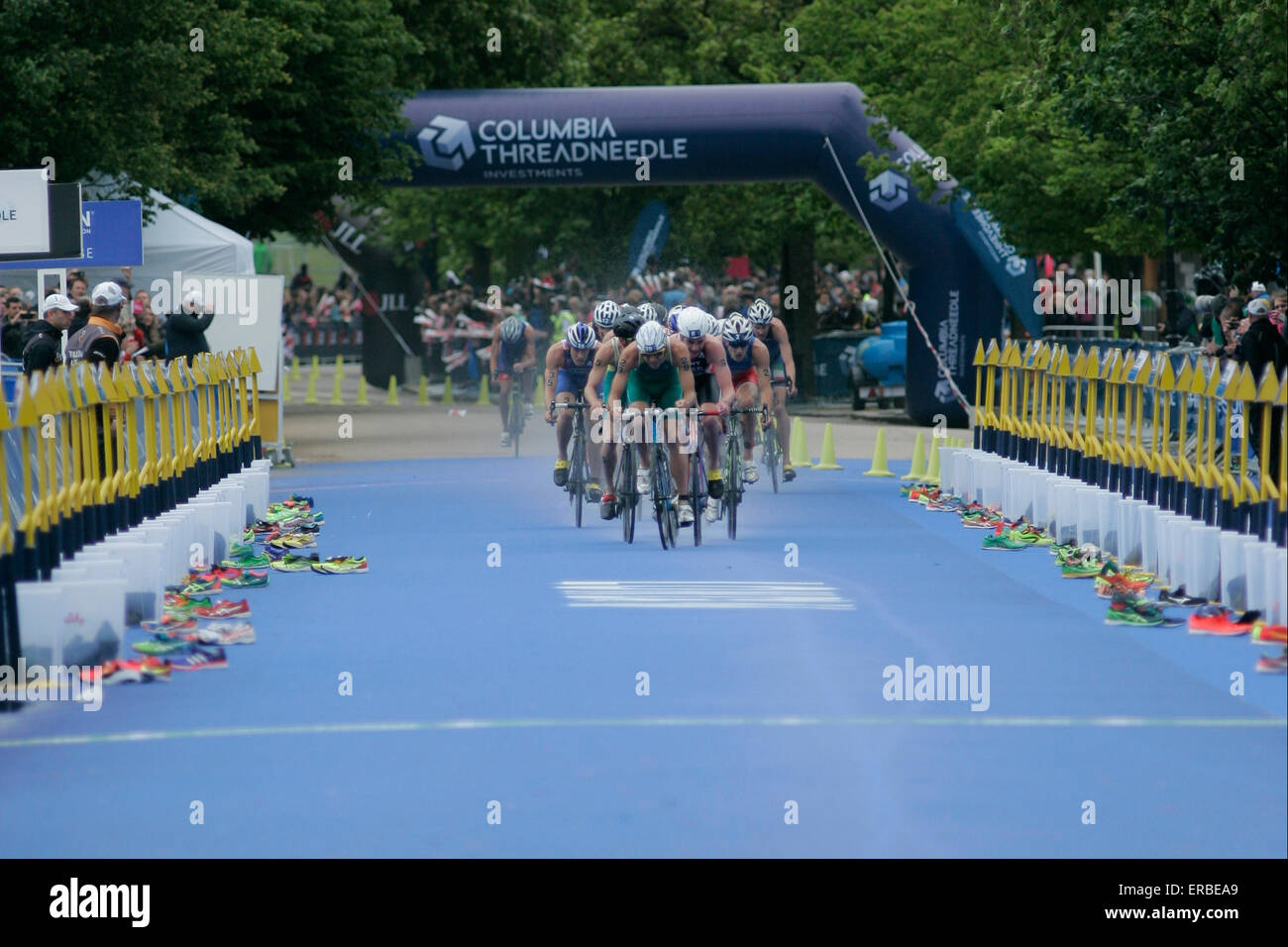 London, UK. 31st May, 2015. The lead pack of cyclists begin thier second lap during Vitality World Triathlon London-Elite Men at Hyde Park during Vitality World Triathlon London-Elite Women at Hyde Park Credit:  Dan Cooke/Alamy Live News Stock Photo