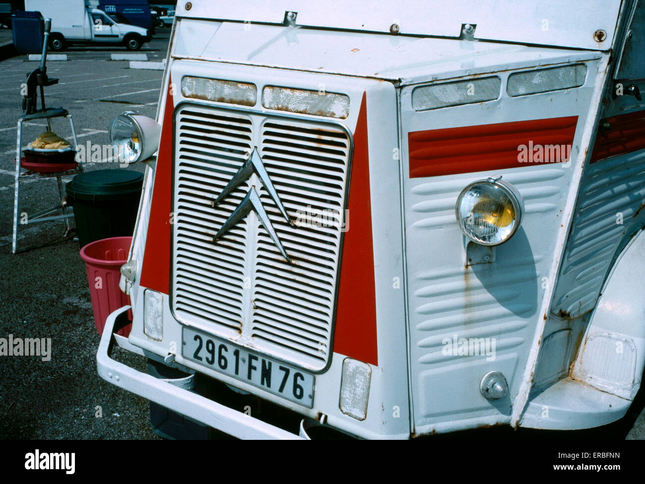 AJAXNETPHOTO - 1994. LE HAVRE, FRANCE - FRENCH CAMIONETTE - CITROEN H VAN FRONT END SHOWING RADIATOR AND MANUFACTURER SYMBOL TRADE MARK. PHOTO:JONATHAN EASTLAND/AJAX. REF:8 94 LHVM14 Stock Photo