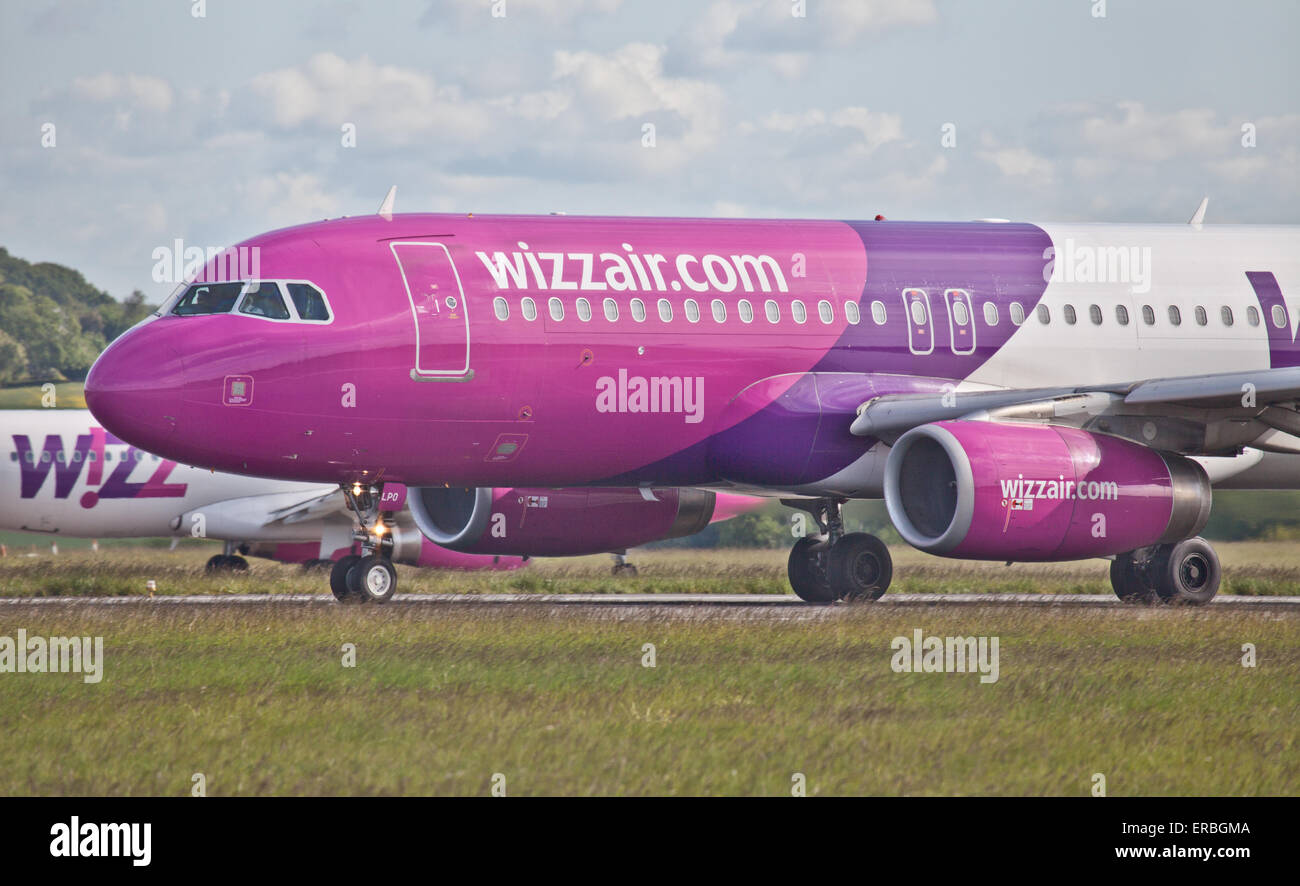 Wizz Air Airbus a320 HA-LPO taking off from London-Luton Airport LTN ...