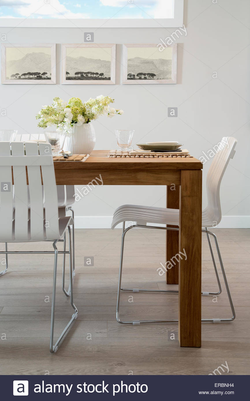 White table with white chairs hi-res stock photography and images - Alamy
