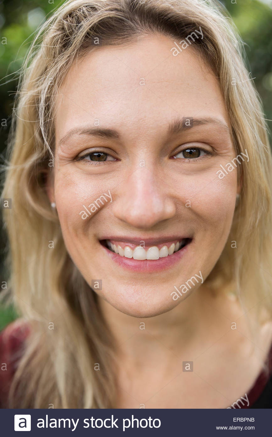 Woman 30 portrait smiling hi-res stock photography and images - Alamy