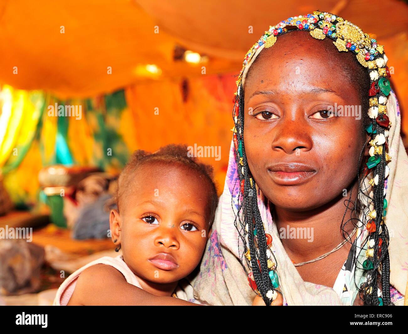 Woman with headdress with her child, Chinguetti, Adrar Region, Mauritania Stock Photo