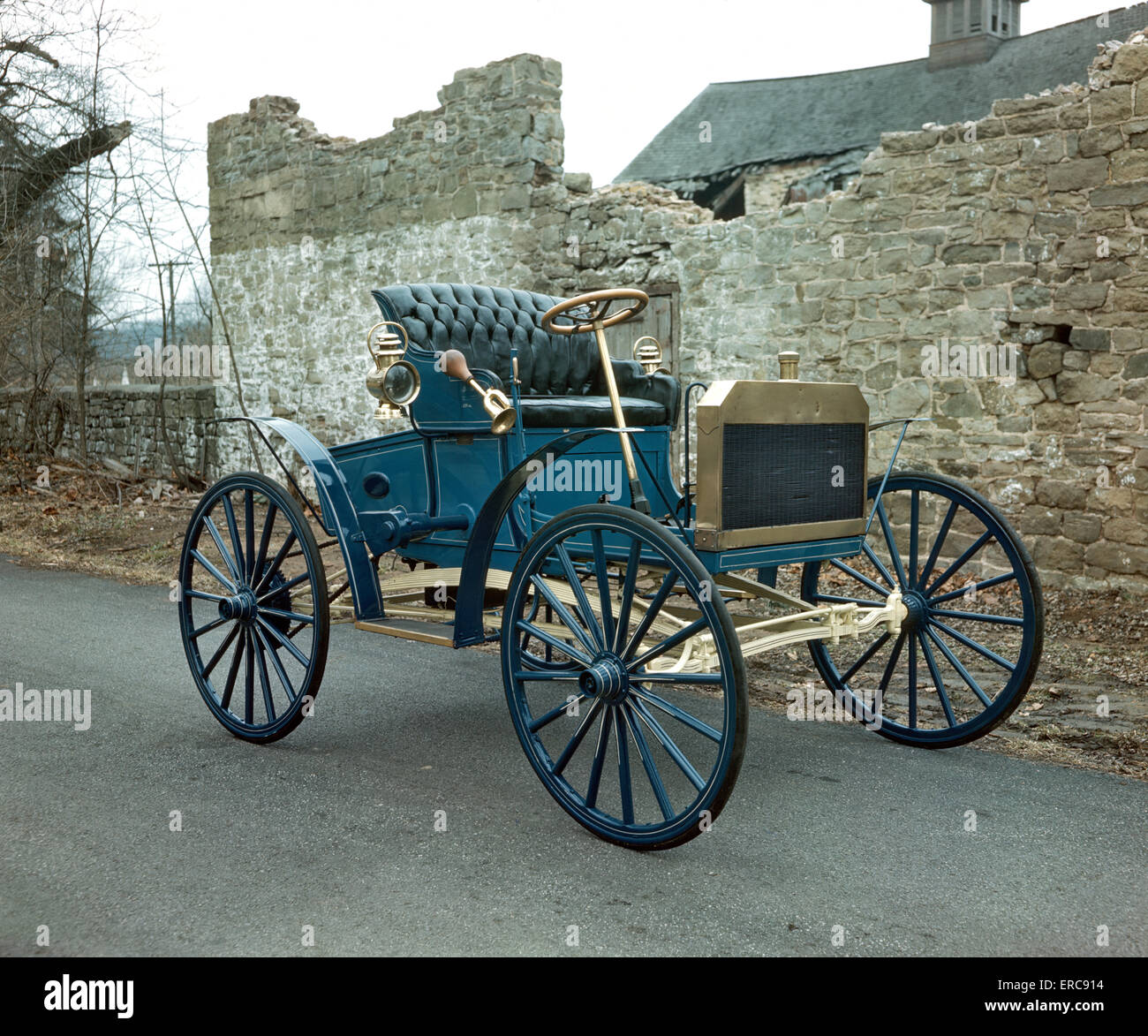 1900s 1910s ANTIQUE HORSELESS CARRIAGE BLUE WITH WOOD SPOKE WAGON