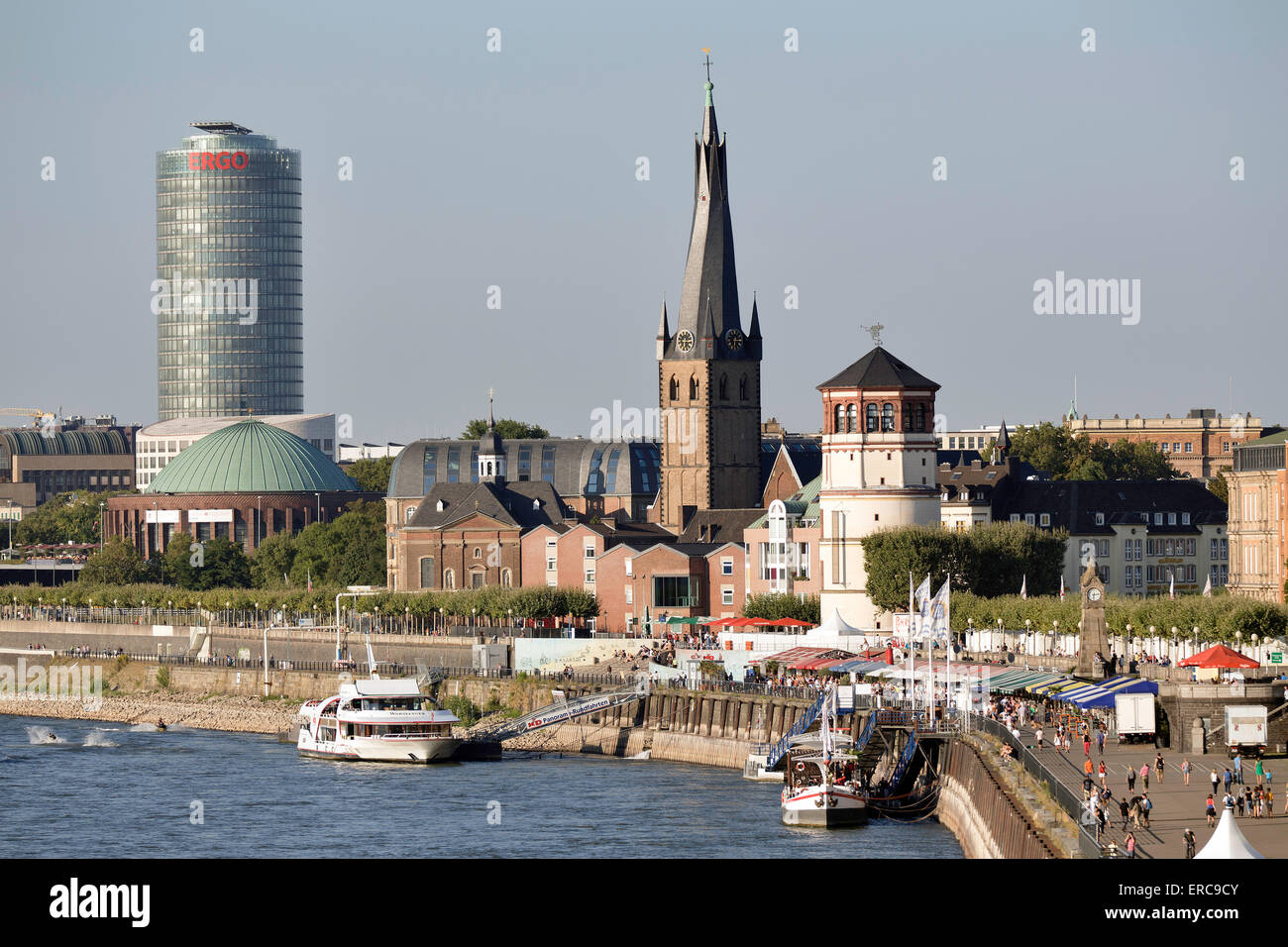 Banks of the River Rhine in Düsseldorf's historic centre, flood marker, Alter Schlossturm tower, St. Lamberti Church Stock Photo