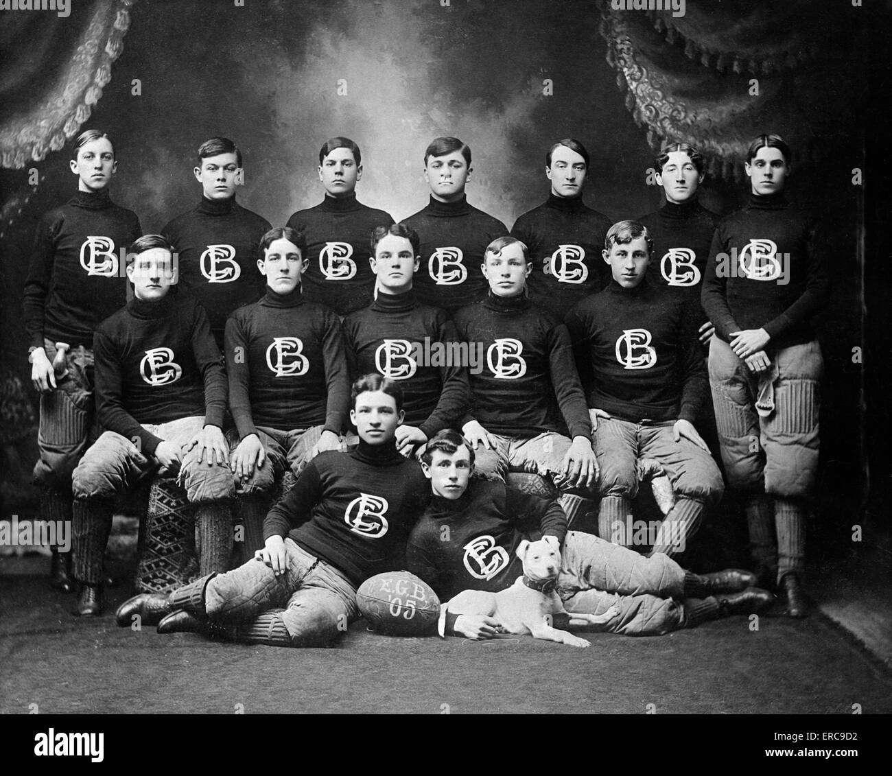 1900s 1905 TURN OF THE CENTURY FOOTBALL TEAM PORTRAIT WITH CANINE MASCOT Stock Photo