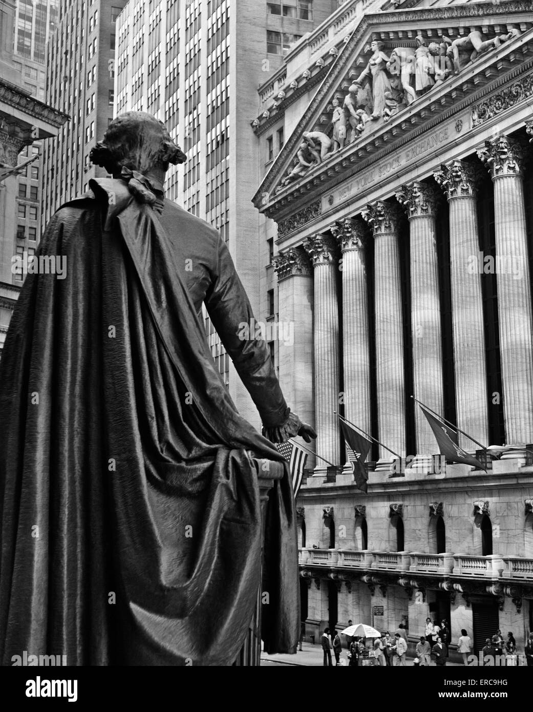 1970s NEW YORK CITY STOCK EXCHANGE ON WALL STREET FROM FEDERAL HALL BEHIND GEORGE WASHINGTON STATUE Stock Photo