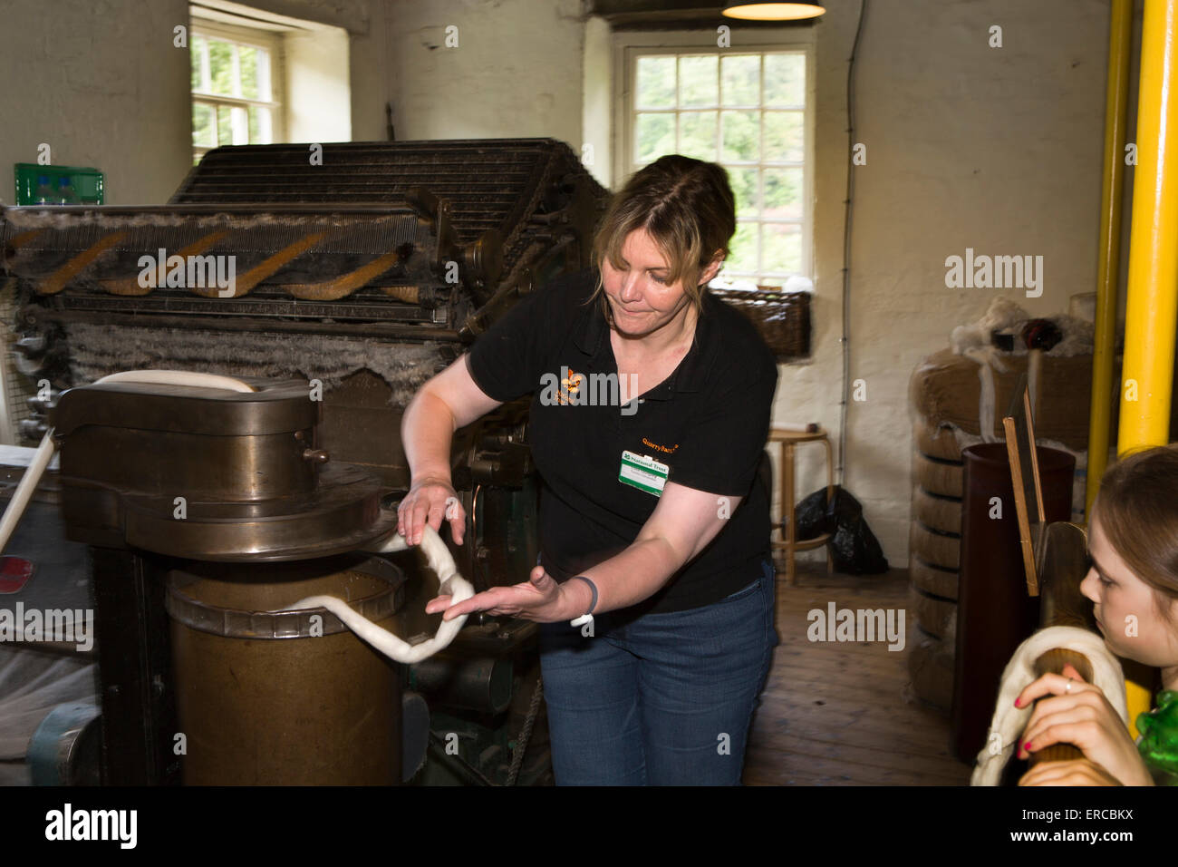 UK, England, Cheshire, Styal, Quarry Bank Mill, Textile Interpreter showing carding machine at work Stock Photo
