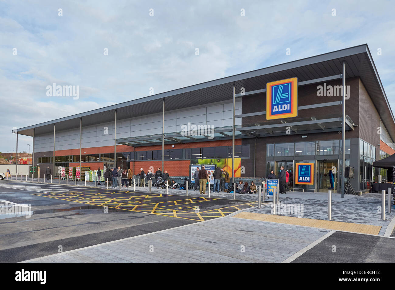 Aldi Westpoint in St Helens Merseyside grand golden ticket opening. Around 170 people queued from 4am to be the first int he new Stock Photo
