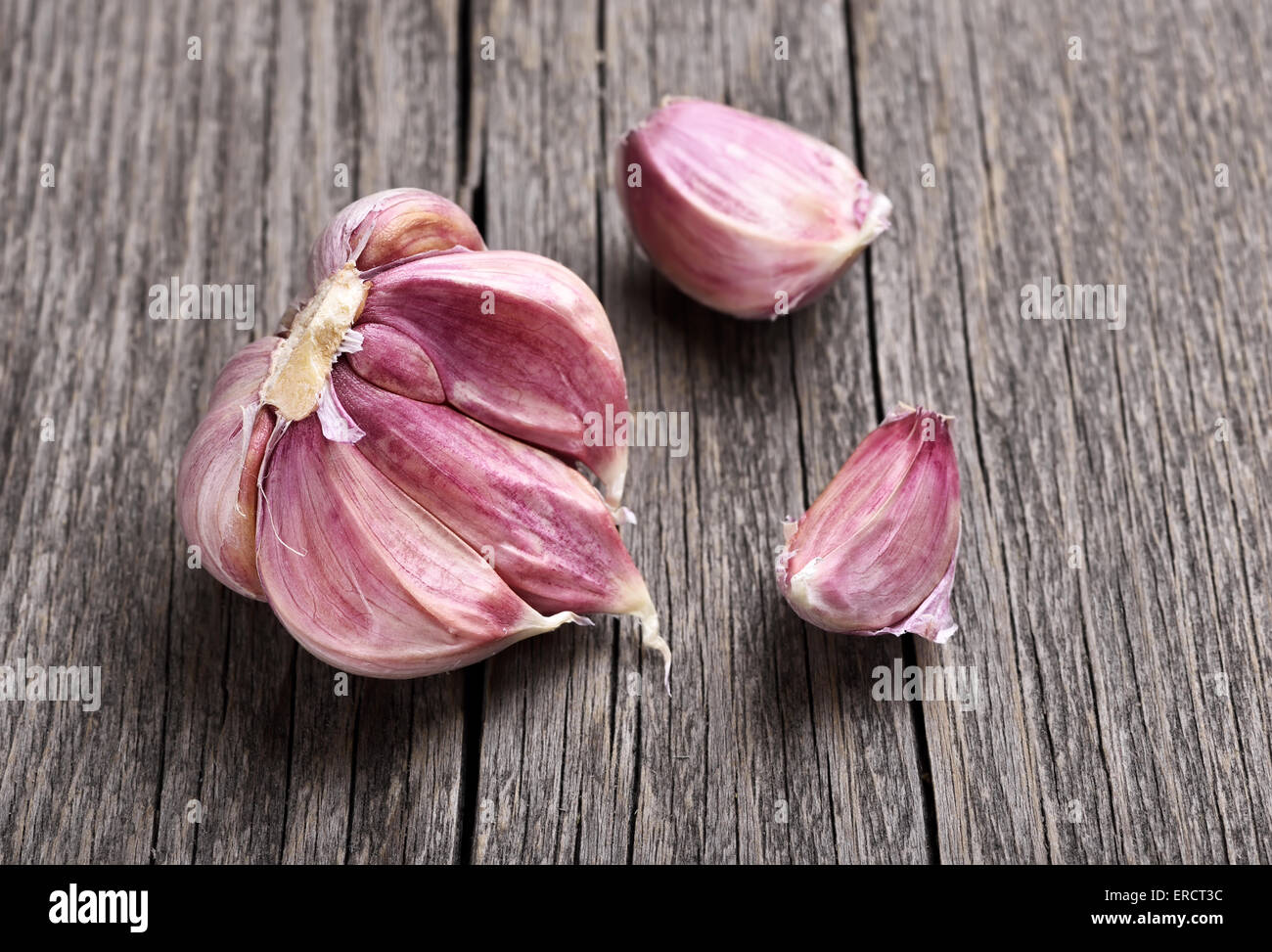 Cloves of garlic on wooden background Stock Photo - Alamy
