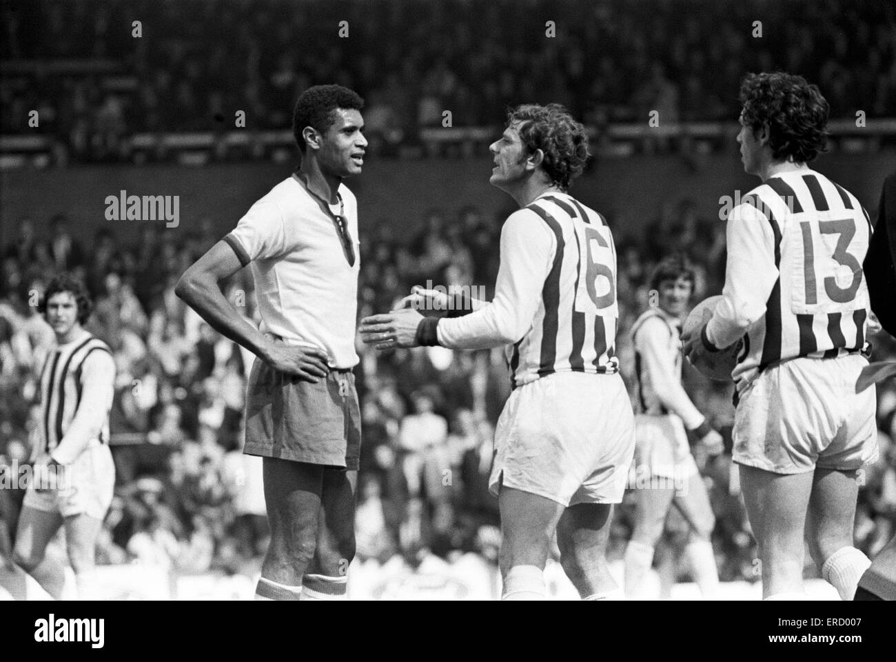 Anglo Italian Tournament at the Hawthorns, West Bromwich Albion v Cagliari. John Kaye making a firm point with an Italian opponent during the match. 29th May 1971. Stock Photo
