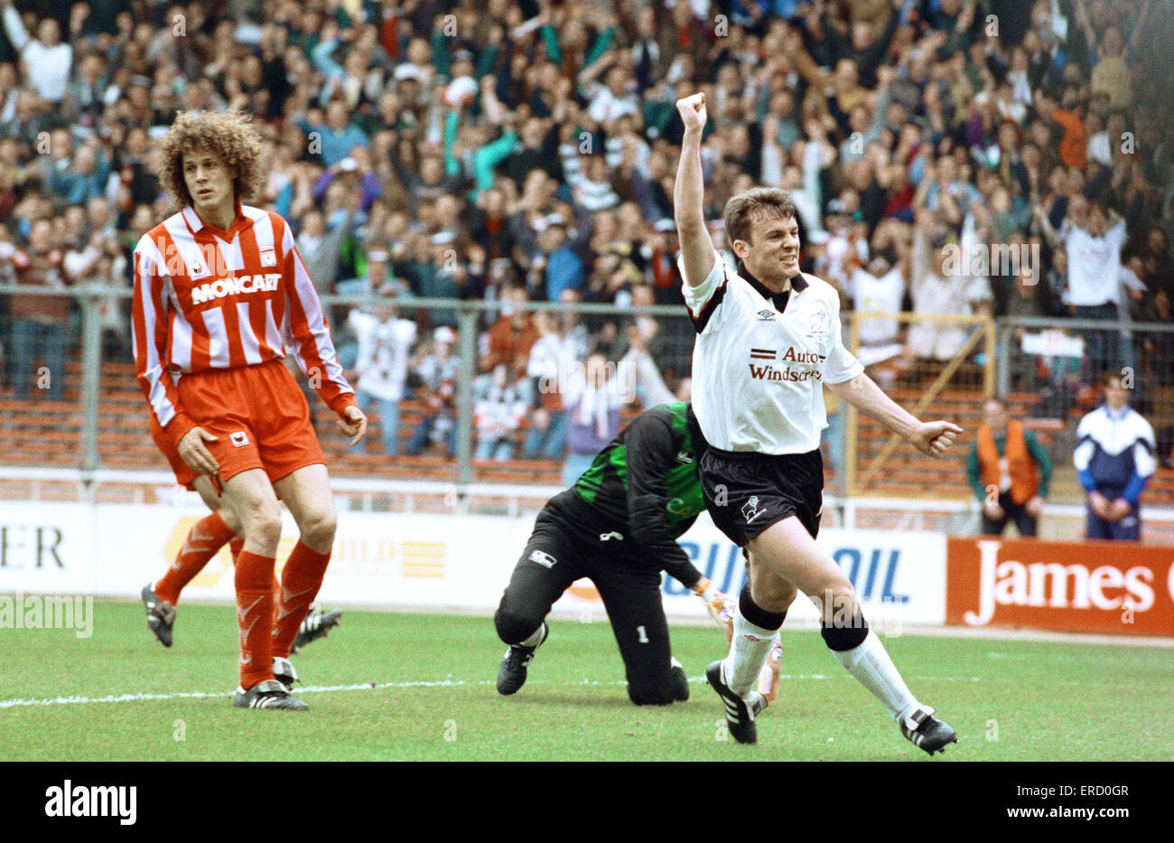 Anglo Italian Cup Final at Wembley Stadium. Derby County  v Cremonese. Mark Patterson wheels away in delight after seeing Marco Gabbiadini score for Derby. 27th March 1993. Stock Photo