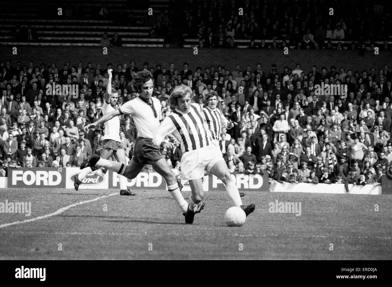 Anglo Italian Cup match at the Hawthorns. West Bromwich Albion v Cagliari. Asa Hartford of Albion in action. 29th May 1971. Stock Photo