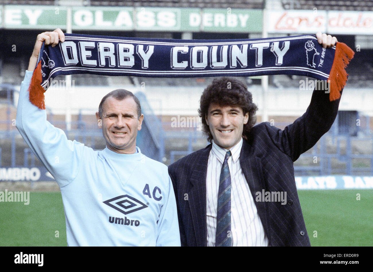 Derby County manager Arthur Cox with new signing Dean Saunders holding a club scarf aloft at the Baseball Ground. 28th October 1988. Stock Photo