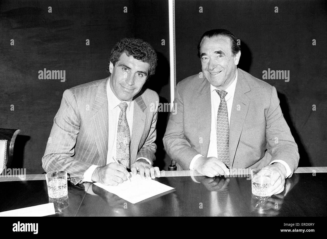 Derby County chairman Robert Maxwell with new signing Peter Shilton.  24th June 1987. Stock Photo
