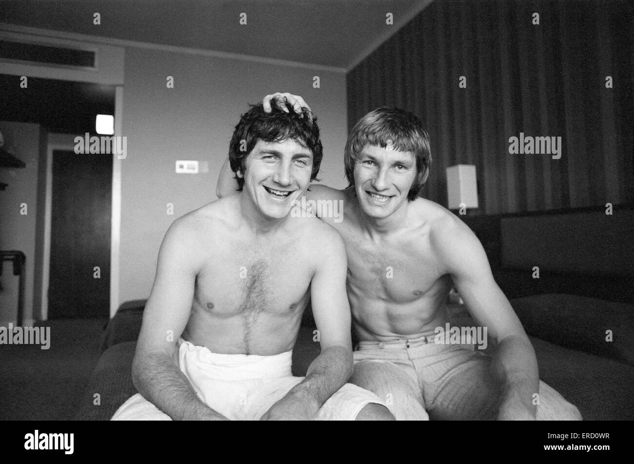 England Derby County footballers Roy McFarland (left) and teammate Colin Todd in their room at the Airport hotel before the upcoming 1976 European Championship Preliminary Round  international match against Czechoslovakia. 27th October 1975. Stock Photo
