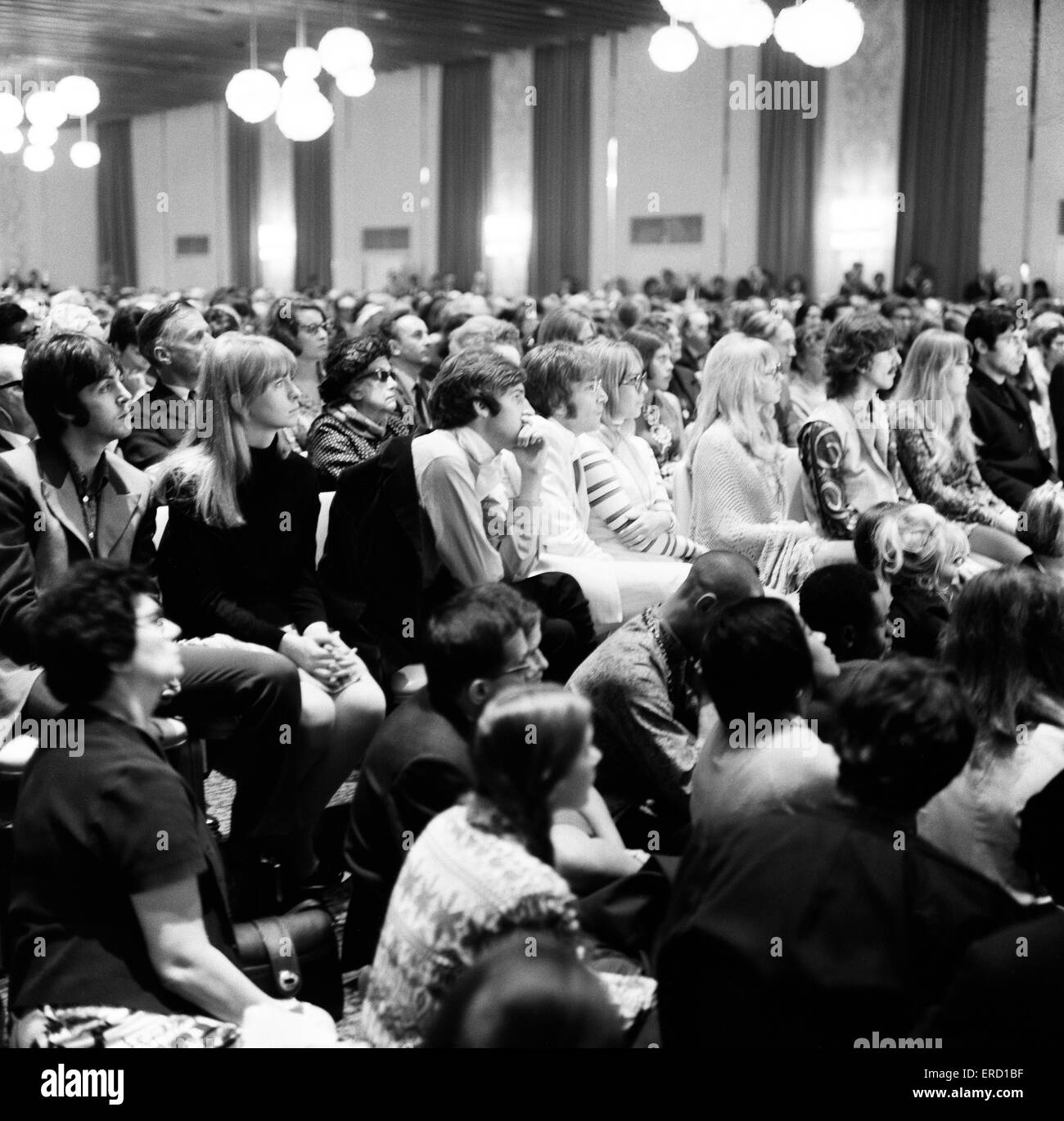 The Beatles attend lecture by Maharishi Mahesh Yogi at   the Hilton Hotel on Park Lane, London, 24th August 1967. Paul McCartney, Jane Asher, Mike McGear, John Lennon, Cynthia Lennon, Pattie Harrison, George Harrison. Stock Photo