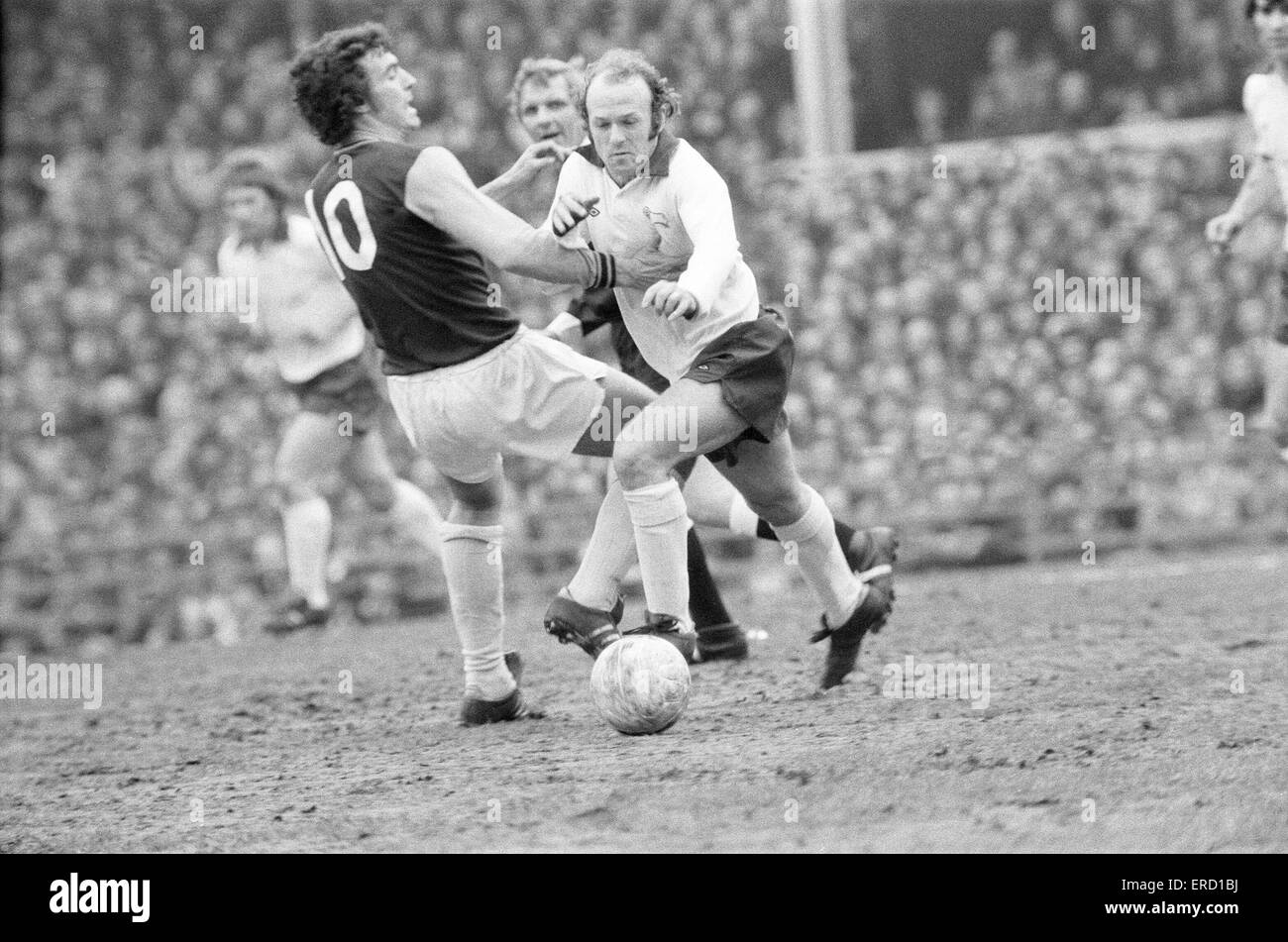 English League Division One match. League Division One match at the Baseball Ground. Derby County 1 v West Ham United 0. Archie Gemmill of Derby battles with Trevor Brooking.  13th April 1975. Stock Photo