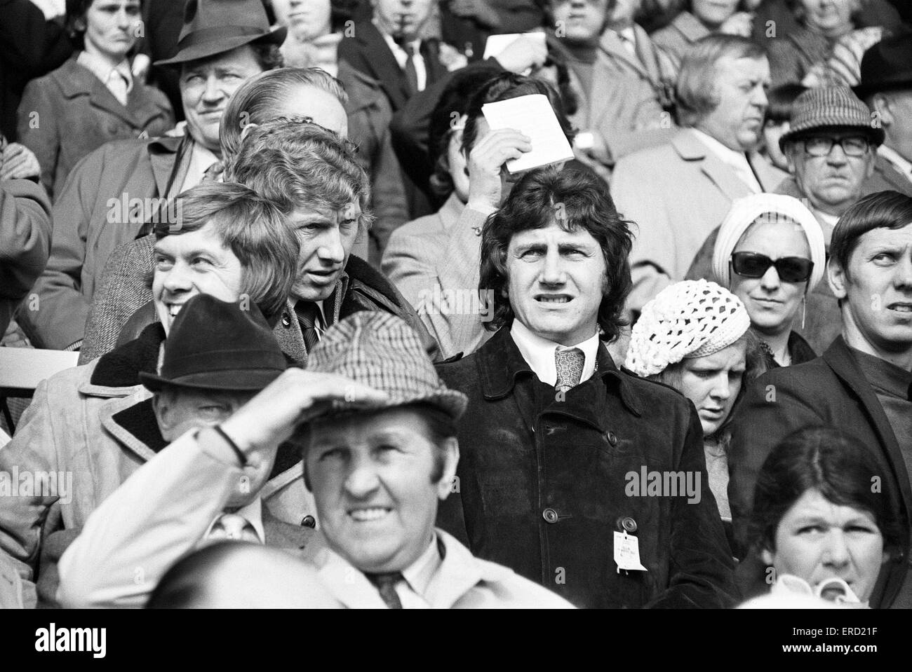 Derby County players enjoy a day out at Uttoxeter races.  Roy McFarland and Alan Hinton  enjoy a grandstand view. 16th March 1973. Stock Photo
