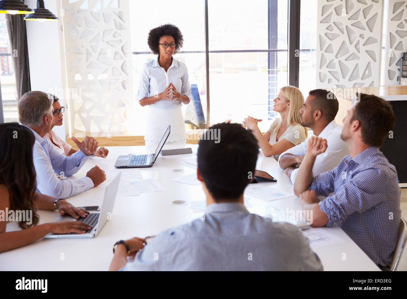 Presenting Smart asian men presenting hi-res stock photography and images - Alamy