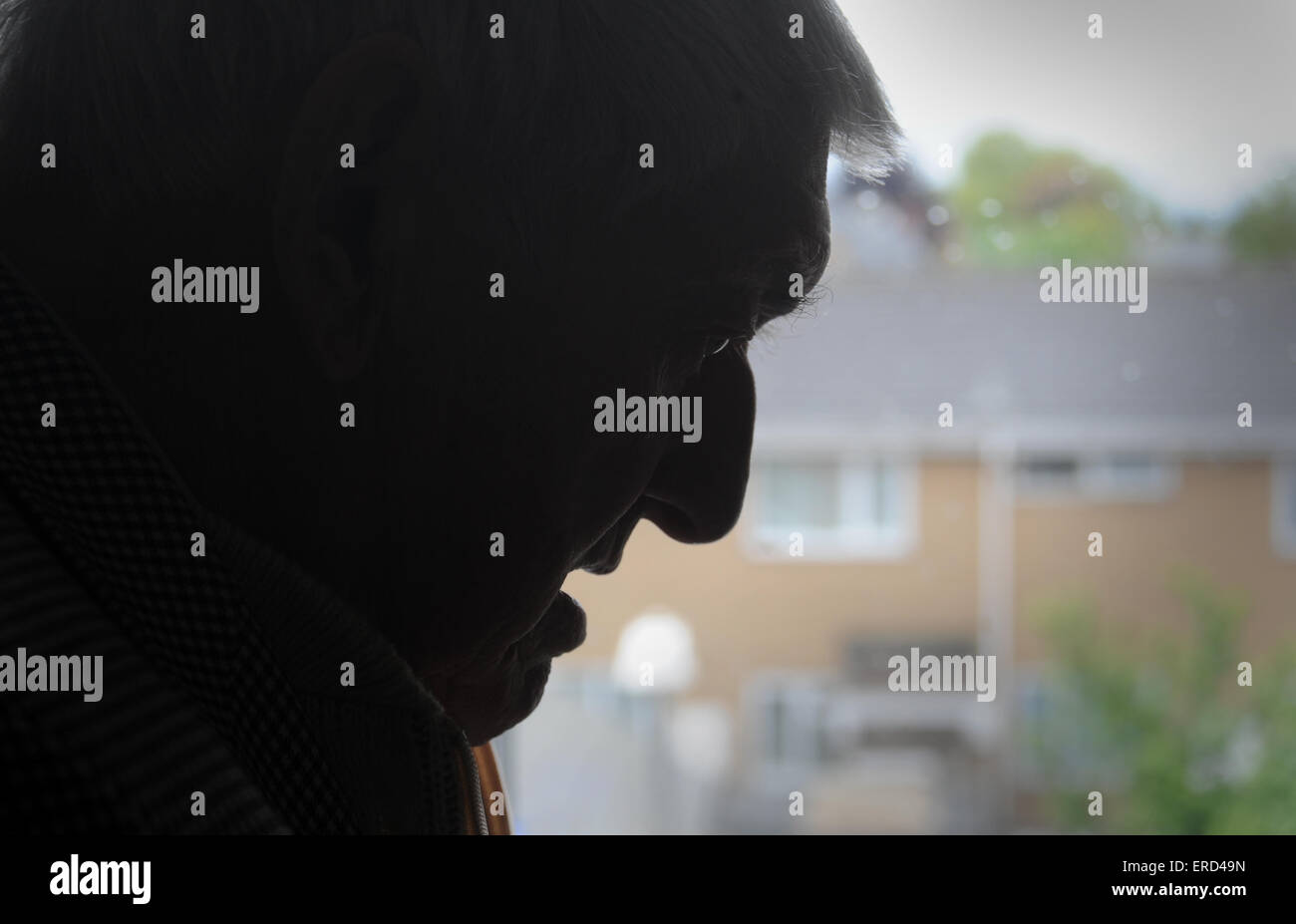 SILHOUETTED OLD MAN RE DEPRESSION RETIREMENT STATE PENSION PENSIONER ALONE LONELY LONELINESS DEPRESSED ELDERLY SUICIDE MEN UK Stock Photo