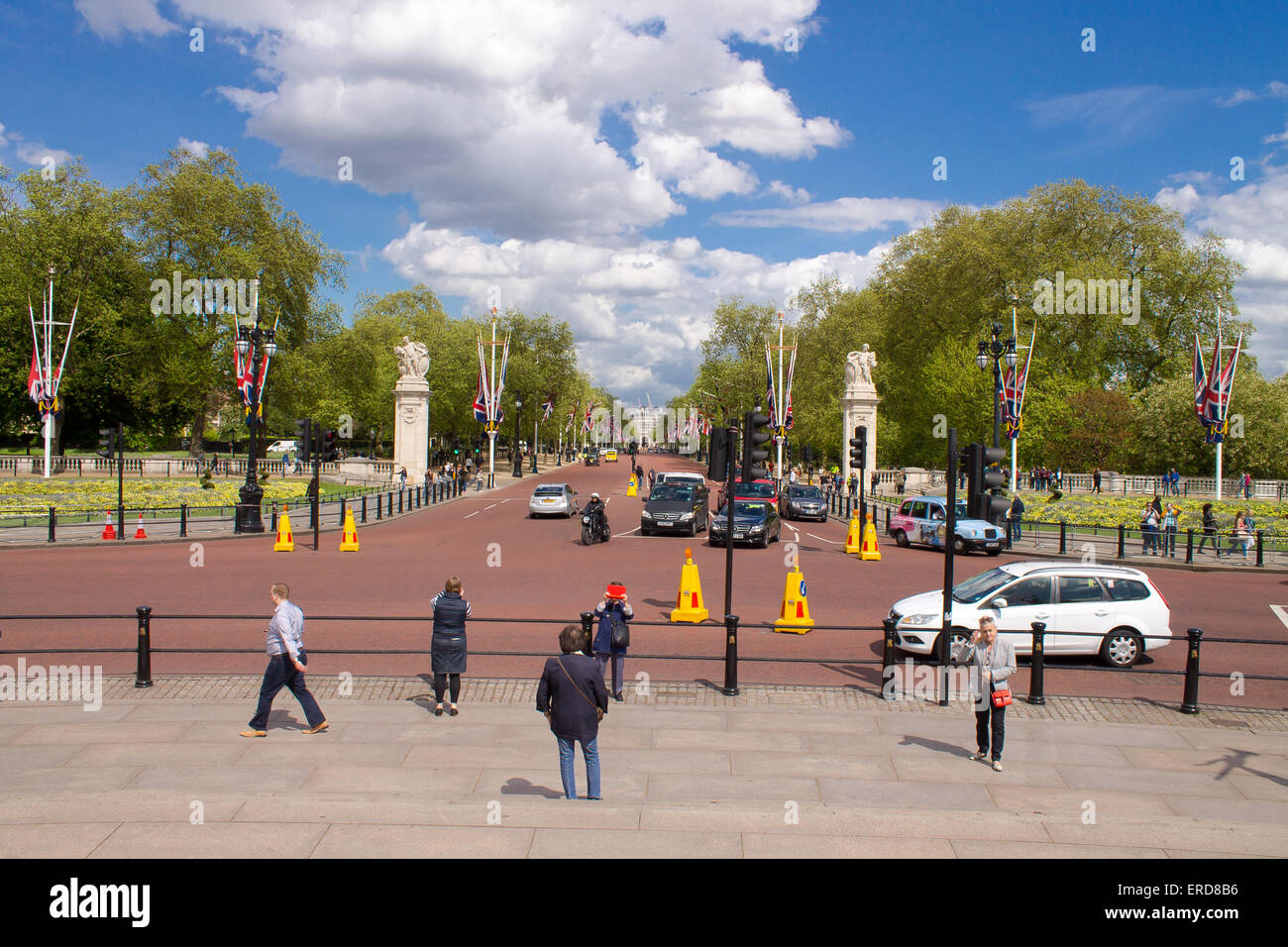Traffic at Spur Road, next to Buckingham Palace. Stock Photo