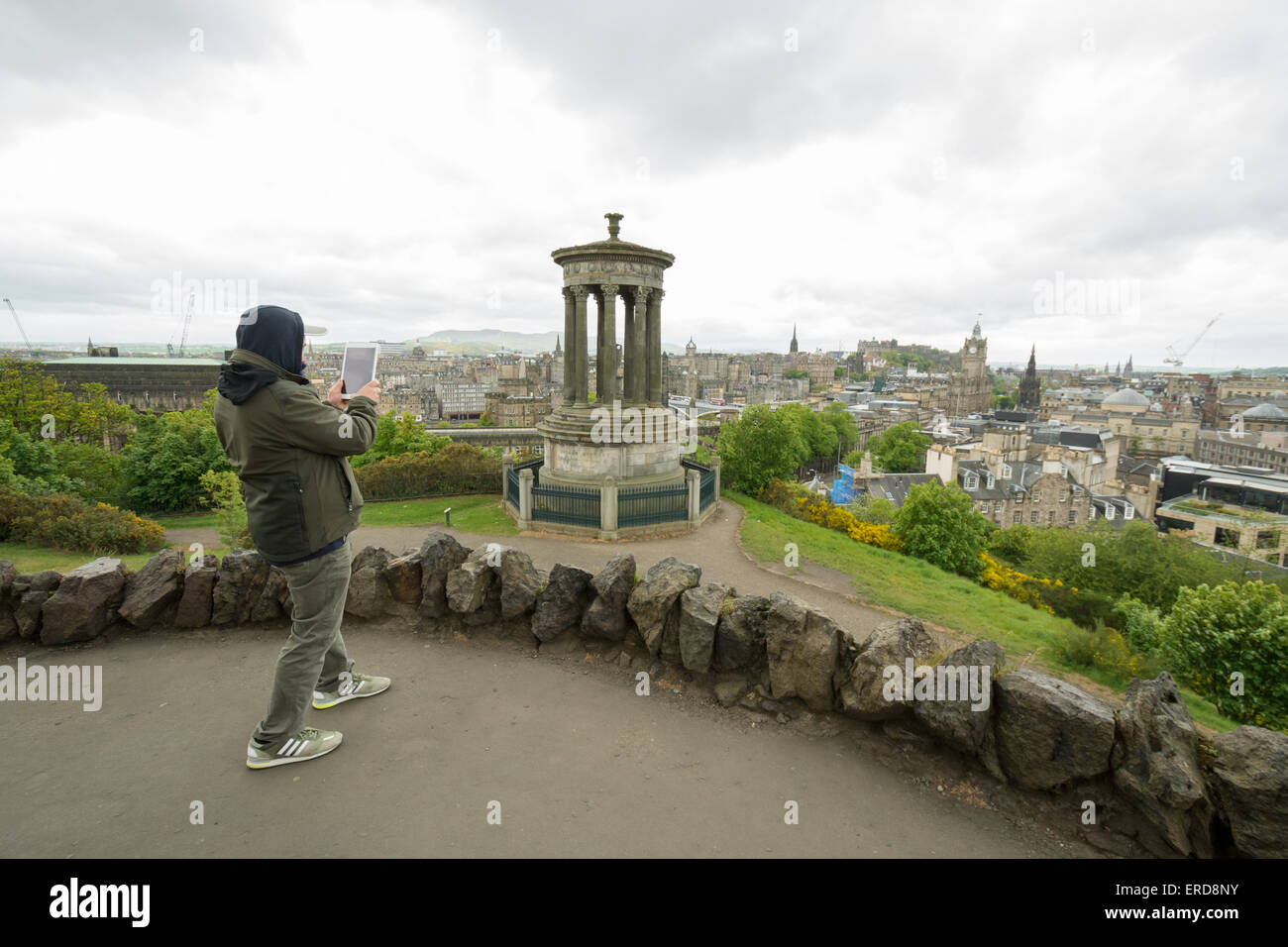 man-taking-a-photo-on-an-ipad-of-the-dugald-stewart-monument-and-view-ERD8NY.jpg
