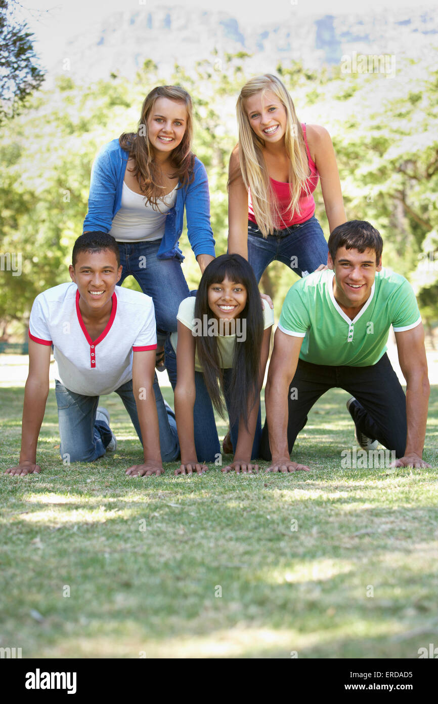 коллектив сверстников. группа друзей подростков. как найти друга?. компания подростков в парке. два удивленных подростка девочка и мальчик.