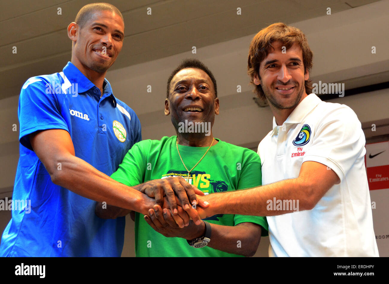 Havana, Cuba. 1st June, 2015. Former Brazilian soccer player Edson Arantes do Nascimento (C), better known as Pele, New York Cosmos' player Raul Gonzalez (R) of Spain and Cuban player Yenier Marquez pose for photos at a press conference in Havana, Cuba, on June 1, 2015. The New York Cosmos of the United States will play Cuba's national team on Tuesday here, becoming the first US sports team to play in Cuba in 16 years and kicking off a new era in the bilateral sports relations. Credit:  Joaquin Hernandez/Xinhua/Alamy Live News Stock Photo