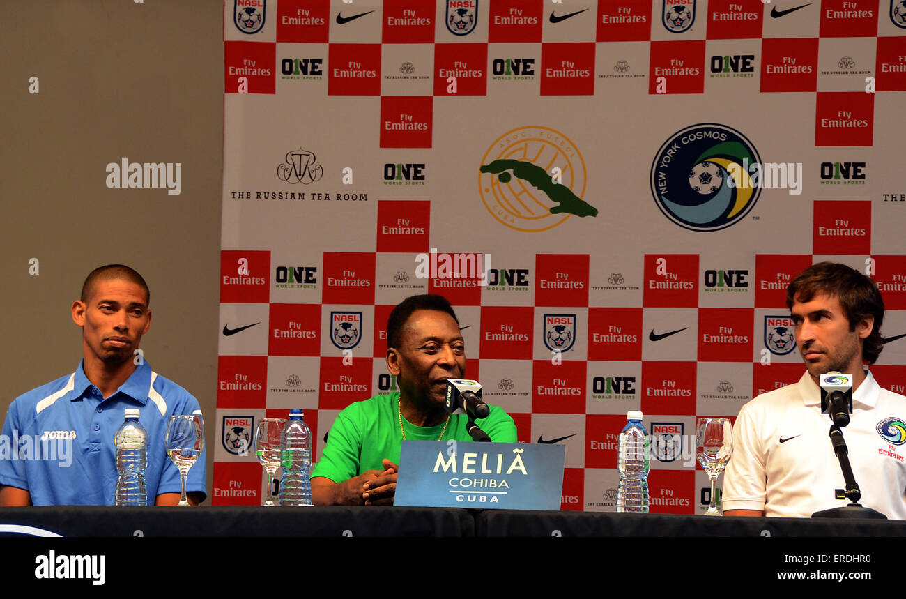 Havana, Cuba. 1st June, 2015. Former Brazilian soccer player Edson Arantes do Nascimento (C), better known as Pele, flanked by New York Cosmos' player Raul Gonzalez (R) of Spain and Cuban player Yenier Marquez, addresses a press conference in Havana, Cuba, on June 1, 2015. The New York Cosmos of the United States will play Cuba's national team on Tuesday here, becoming the first US sports team to play in Cuba in 16 years and kicking off a new era in the bilateral sports relations. Credit:  Joaquin Hernandez/Xinhua/Alamy Live News Stock Photo