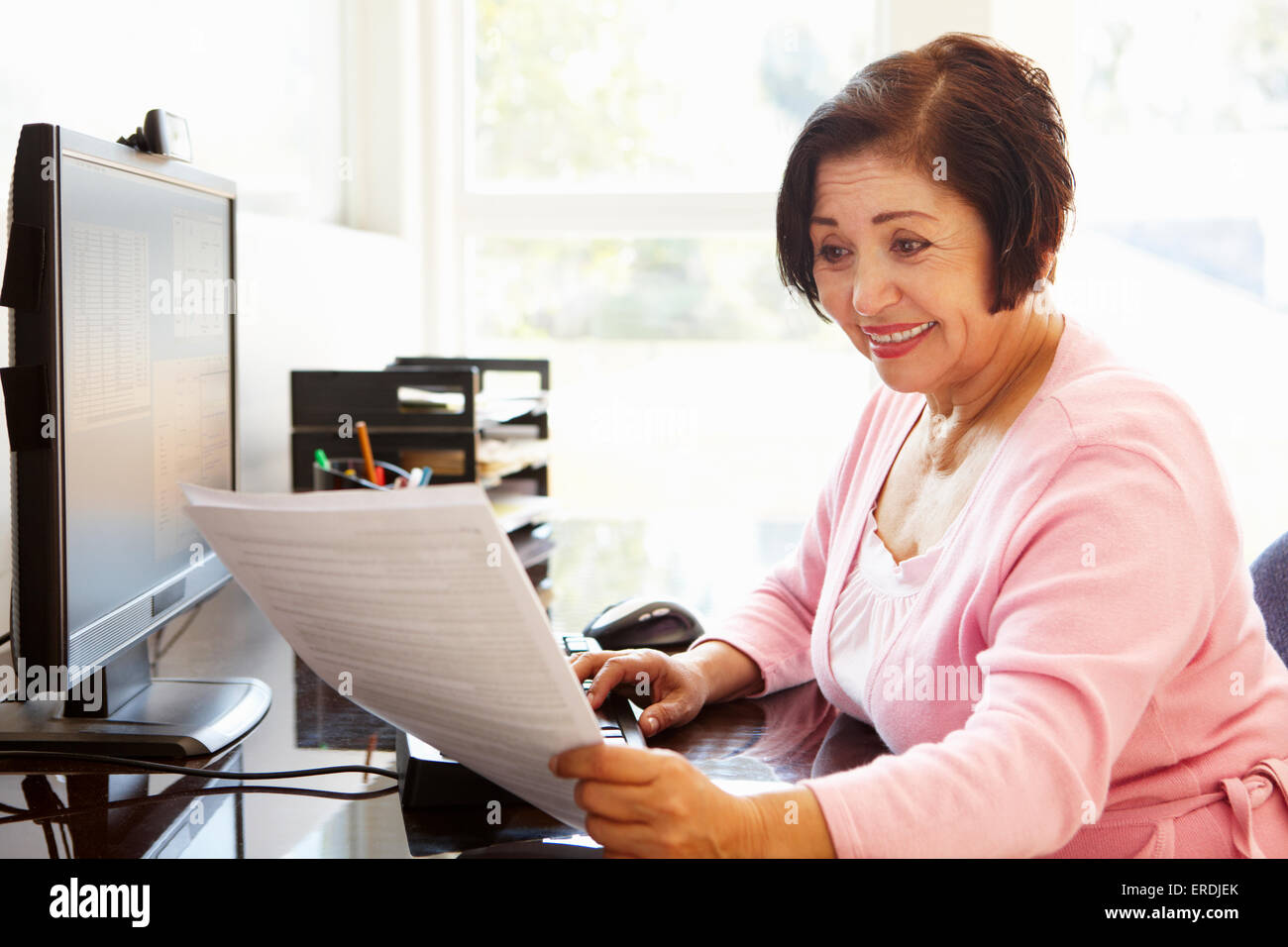 Compute Ladies Senior Hispanic woman working on computer at home Stock Photo - Alamy