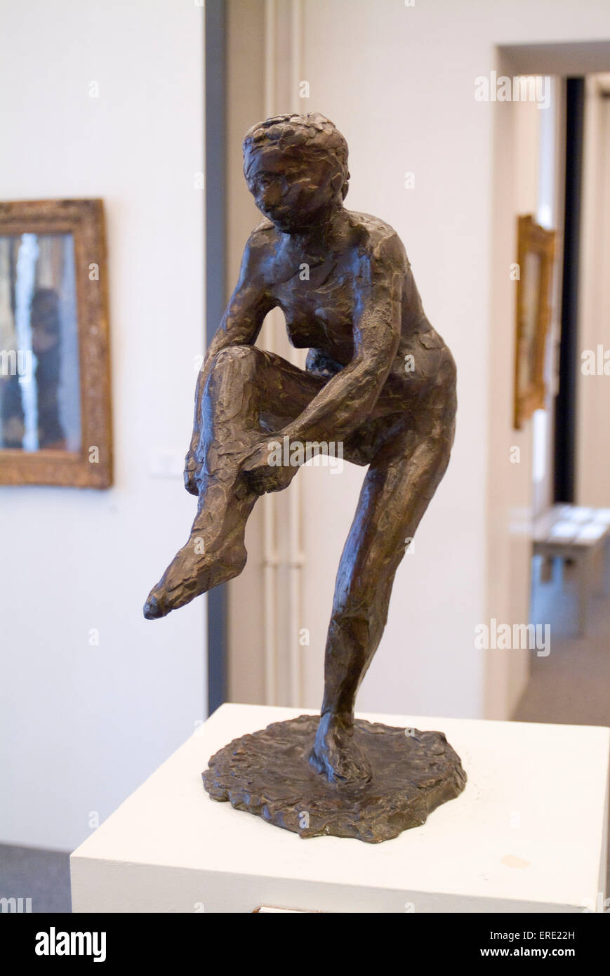 https://c8.alamy.com/comp/ERE22H/danseuse-tirent-son-bras-sculpture-by-edgar-degas-at-the-muse-flaure-ERE22H.jpg