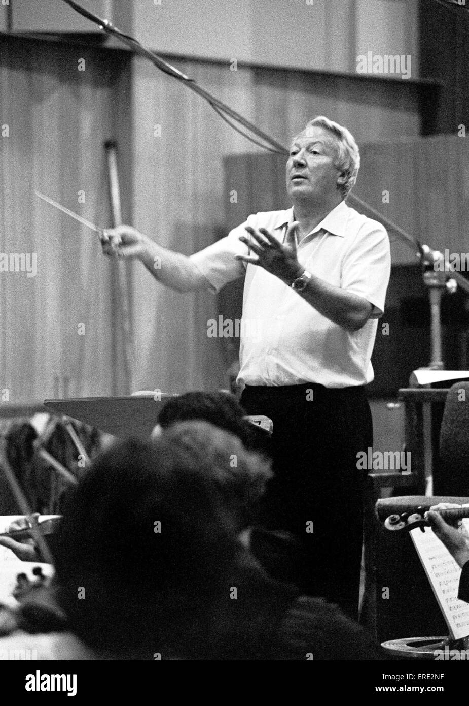 Sir Edward Heath, KG, MBE, (1916-2005) recording with the English Chamber Orchestra at Abbey Road Studios, London, in 1977 Stock Photo