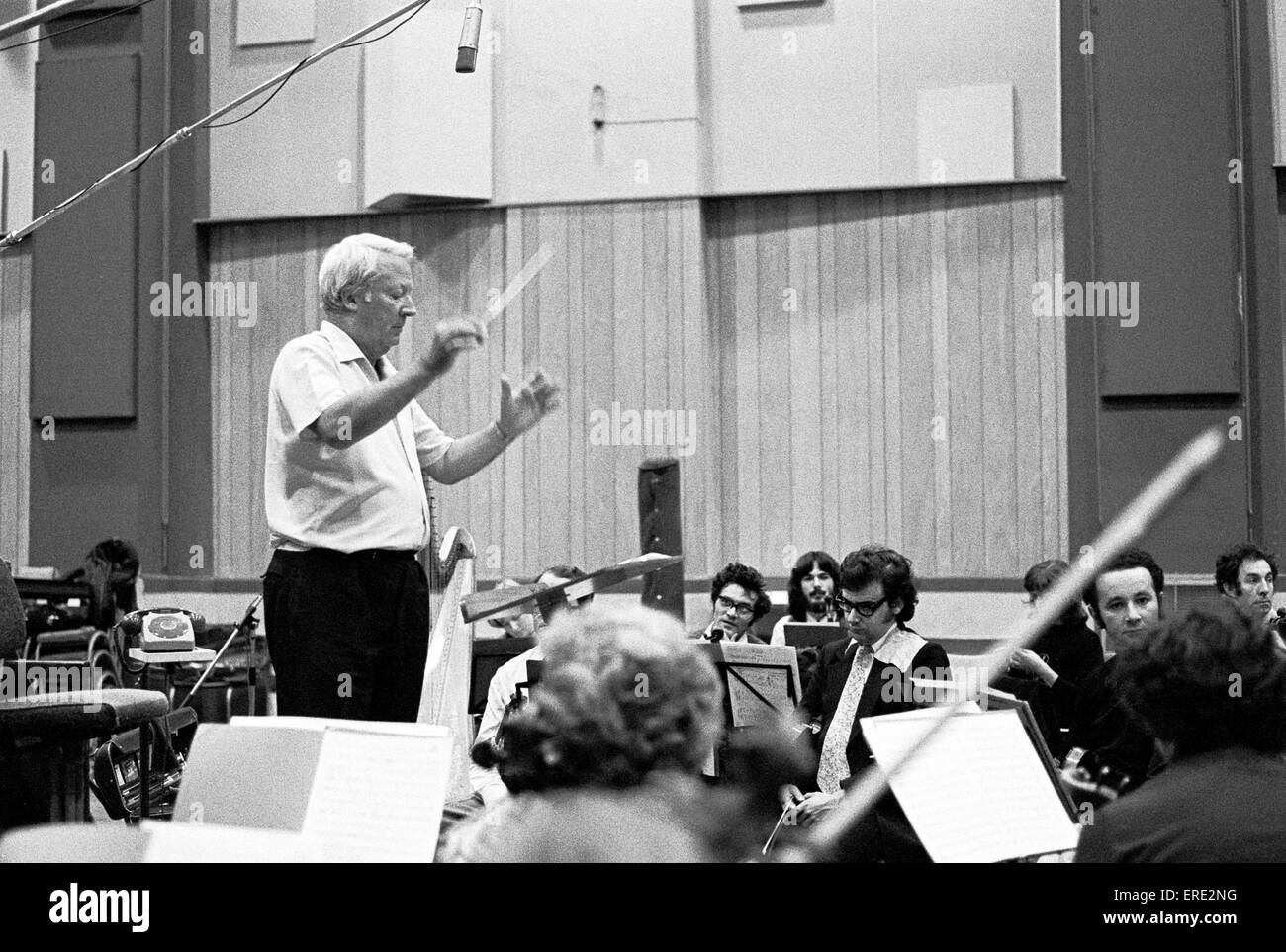 Sir Edward Heath, KG, MBE, (1916-2005) recording with the English Chamber Orchestra at Abbey Road Studios, London, in 1977 Stock Photo