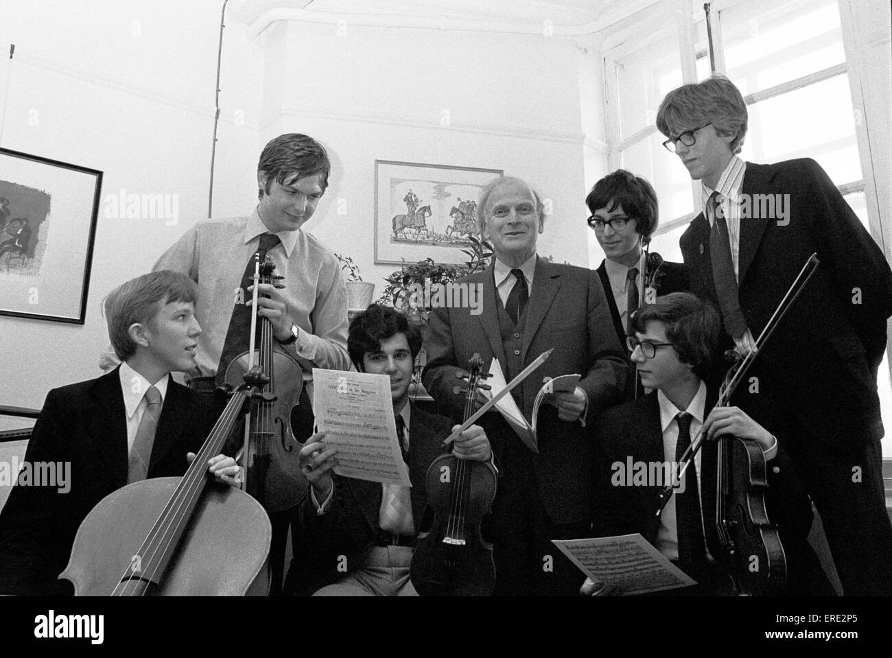 American-born violinist and conductor Yehudi Menuhin (1916-1999) pictured with members of the William Ellis School Orchestra in Stock Photo