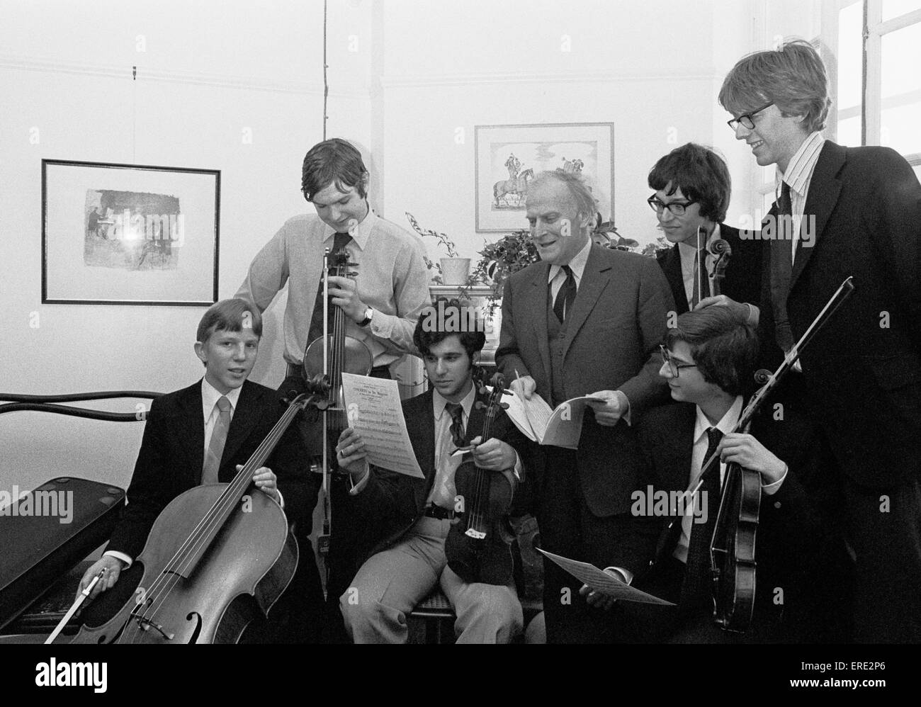 American-born violinist and conductor Yehudi Menuhin (1916-1999) pictured with members of the William Ellis School Orchestra in Stock Photo