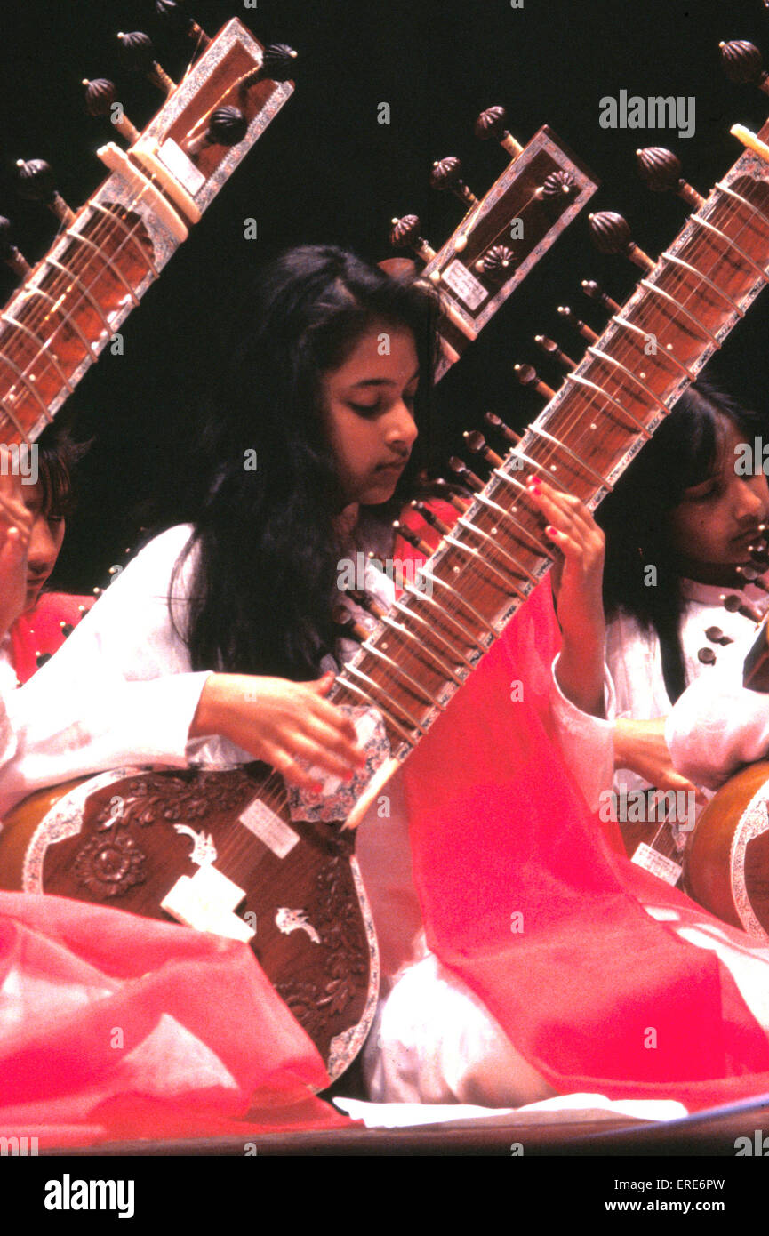 Indian girls playing SITAR Stock Photo Alamy