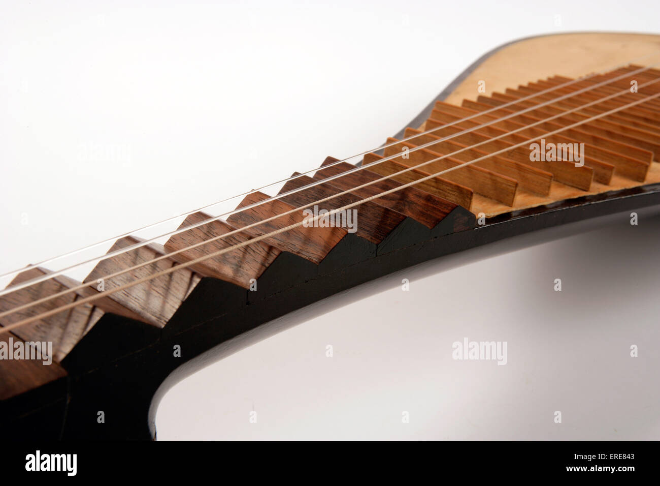 Short sale necked lute
