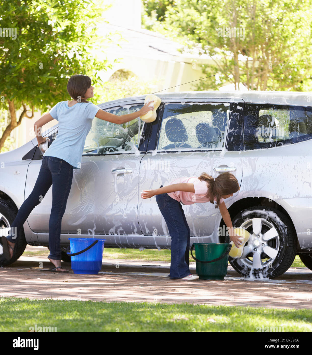 Kids washing car hi-res stock photography and images - Alamy